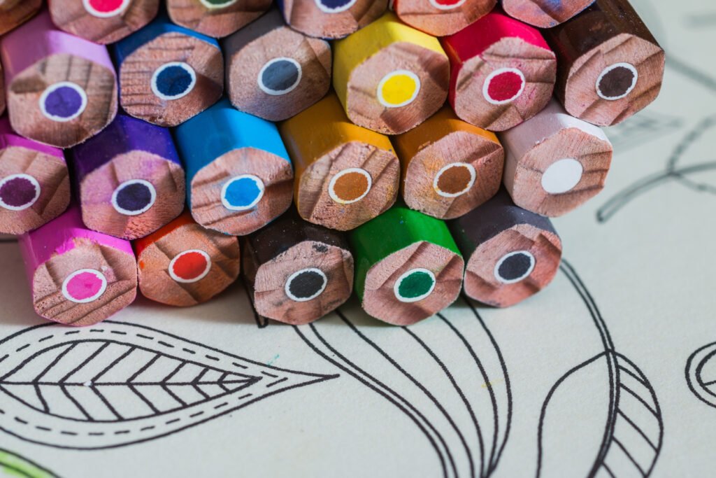 lapices de colores sobre una hoja